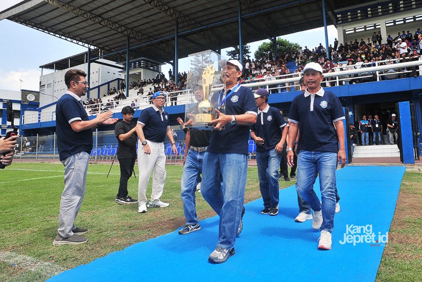 Sejumlah penggawa tim Persib era perserikatan membawa trofi pada acara peluncuran Liga 4 Piala Bandung Utama 2025 di Lapang Sidolig, Bandung, Ahad (28/9/2025). (KANGJEPRET.ID/ YOGI ARDHI) (Data Teknis: Nikon D3, Nikkor AF 20/2.8 D) 