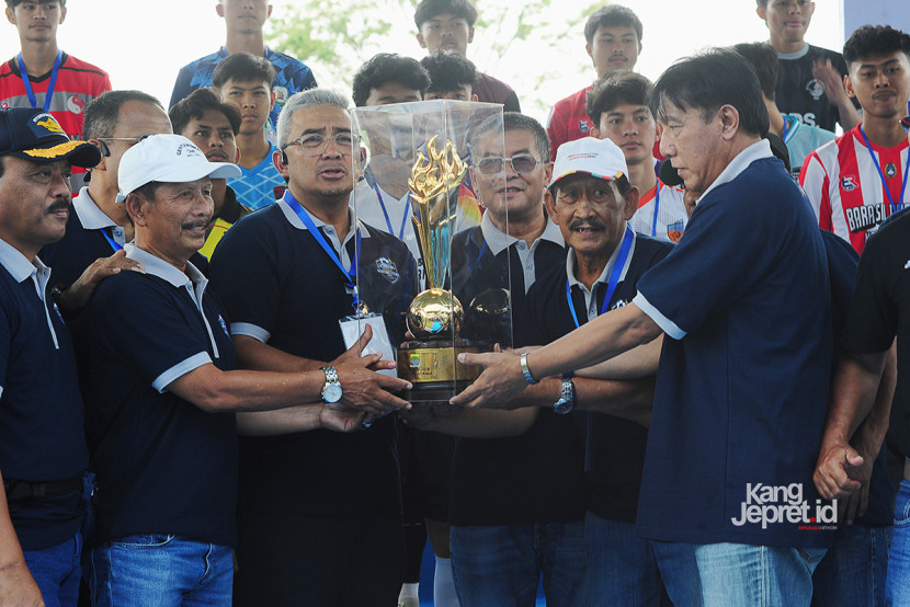 Walikota Bandung M Farhan sejumlah pemain Legenda Persib, pada acara peluncuran Liga 4 Piala Bandung Utama 2025 di Lapang Sidolig, Bandung, Ahad (28/9/2025). (KANGJEPRET.ID/ YOGI ARDHI) (Data Teknis: Nikon D700, Nikkor AF 80-200/2.8 ED) 