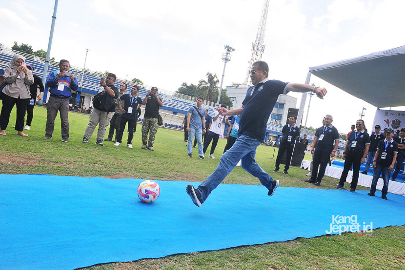 Wakil Gubernur Jabar merangkap anggota Exco PSSI Jabar menendang bola penalti pada acara peluncuran Liga 4 Piala Bandung Utama 2025 di Lapang Sidolig, Bandung, Ahad (28/9/2025). (KANGJEPRET.ID/ YOGI ARDHI) (Data Teknis: Nikon D3, Nikkor AF 20/2.8 D) 