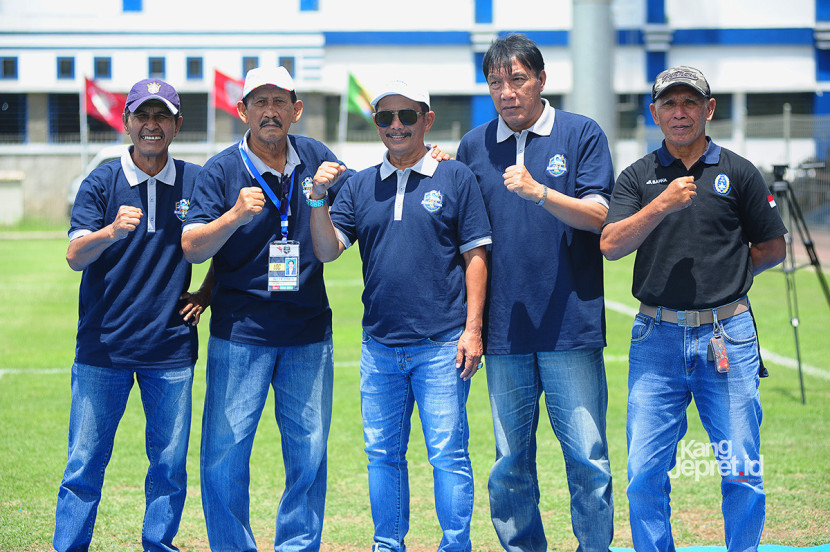 Sejumlah Legenda Persib (dari kiri) Adjat Sudradjat,Adeng Hudaya, Djadjang Nurdjaman, Robby Darwis dan Kosasih pada acara peluncuran Liga 4 Piala Bandung Utama 2025 di Lapang Sidolig, Bandung, Ahad (28/9/2025). (KANGJEPRET.ID/ YOGI ARDHI) (Data Teknis: Nikon D700, Nikkor AF 80-200/2.8 ED) 