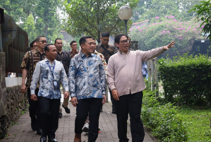 PT Pegadaian meninjau proses recycle air hujan di Masjid Salman