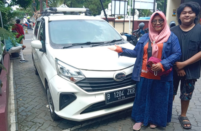 Polsek Bojongsari, Kota Depok menyerahkan mobil ke Ibu Subariyah yang menjadi korban penggelapan dan penipuan. (Foto: Dok Humas Polres Depok)