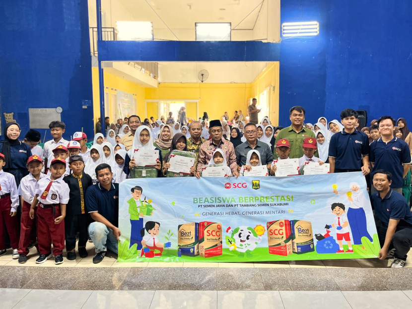 Pemberian beasiswa kepada 571 siswa-siswi berprestasi SD dan SMP di lima desa di Kabupaten Sukabumi dari SCG.