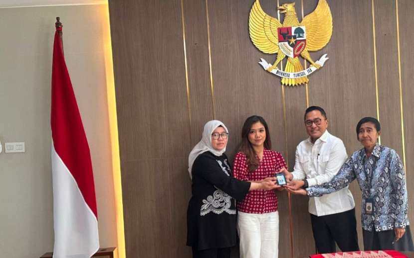 Kartu liputan Istana Presiden milik wartawan CNN Indonesia, Diana Valencia (tengah baju merah) dikembalikan oleh Biro Pers Istana, Senin (29/09/2025). (Foto: Dok RUZKA INDONESIA) 