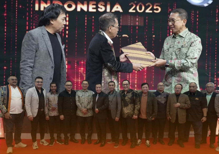 Kolase foto Menteri Kebudayaan Fadli Zon menyerahkan SK penetapan Hari Komedi Nasional. (FOTO: IG @fadlizon)