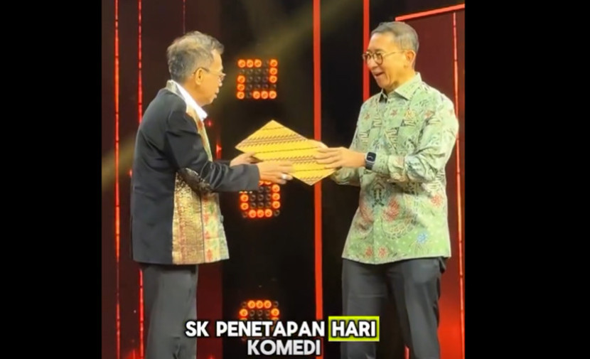 Menteri Kebudayaan Fadli Zon menyerahkan SK penetapan Hari Komedi Nasional kepada Ketua Paski Jarwo Kuwat. (FOTO: tangkapan layar IG @fadlizon)