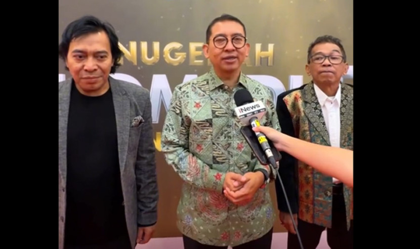Menteri Kebudayaan Fadli Zon didampingi Jarwo Kuwat dan Komeng memberikan keterangan pers tentang penetapan Hari Komedi Nasional (FOTO: tangkapan layar IG @fadlizon)