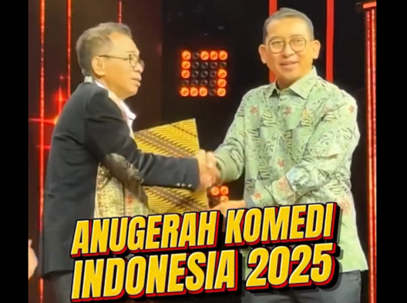 Menteri Kebudayaan Fadli Zon menyerahkan SK penetapan Hari Komedi Nasional kepada Ketua Paski Jarwo Kuwat. (FOTO: tangkapan layar IG @fadlizon)