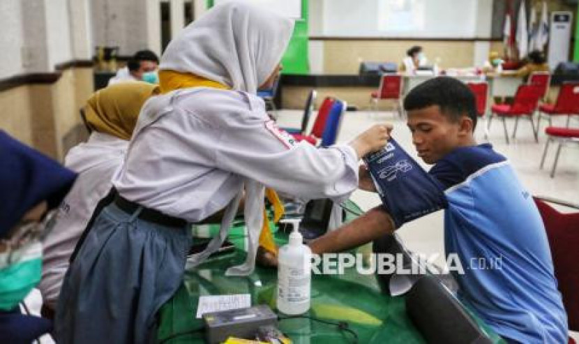 Siswa diukur tekanan darahnya saat pelaksanaan program Cek Kesehatan Gratis (CKG) di SMKN 26 Jakarta. Pada tahun 2025, pemerintah menargetkan sebanyak 53 juta peserta didik di seluruh Indonesia untuk mengikuti program CKG sekolah. (Dok Republika)
