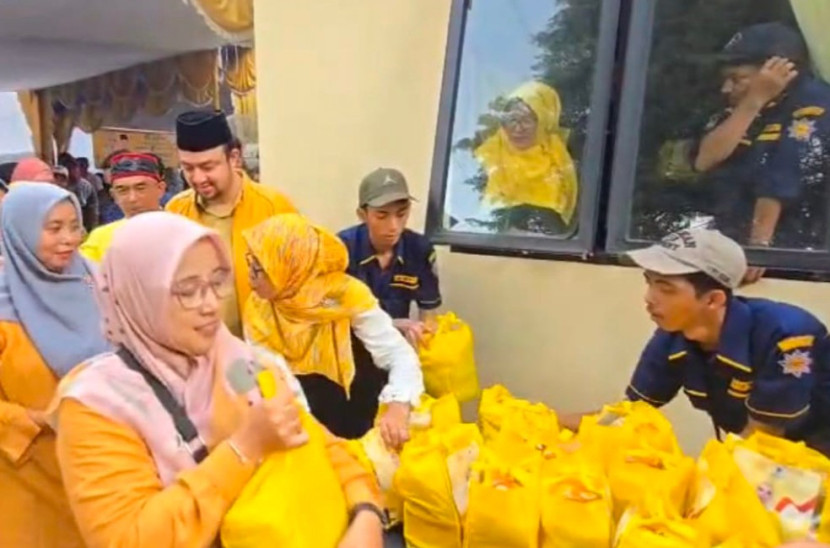 HUT, Partai Golkar berbagi sembako. (Foto: Dok RUZKA INDONESIA) 
