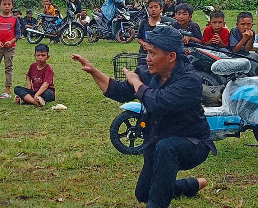 Pesilat Paguron Lodaya Lugay asuhan jawara pakidulan Garut Selatan beraksi pada ajang grand final Festival Layangan Laga. (Foto: Dok Ridwan)