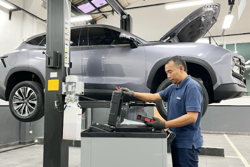 Petugas di showroom baru JETOUR di Pasteur Kota Bandung.    dok foto JETOUR