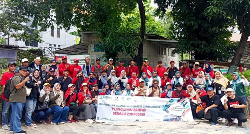 Pengabdian masyarakat kali ini menjadi istimewa karena DRPM Institut STIAMI mendapatkan dana CSR PT Bridgestone Tire Indonesia untuk Pengolahan Sampah di RW 16 Harapan Jaya yang telah dilaksanakan sejak Februari 2025. (Foto: Dok RUZKA INDONESIA)