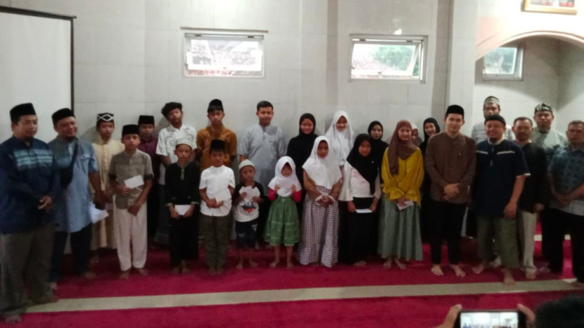 Pengurus dan Ketua Majelis Al-Ghuroba Indonesia, Ust Iqbal Rofik, S.Ag. M.Pd usai tebar wakaf qur’an dan santunan anak yatim. (Foto Dok. Taufiq)