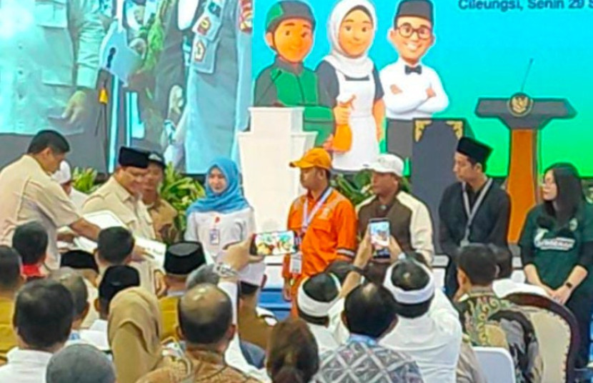 Presiden Prabowo Subianto hadiri prosesi akad massal di perumahan Pesona Kahuripan Gandoang, di Kecamatan Cileungsi, Kabupaten Bogor, Jawa Barat (Jabar), Senin (29/09/2025).