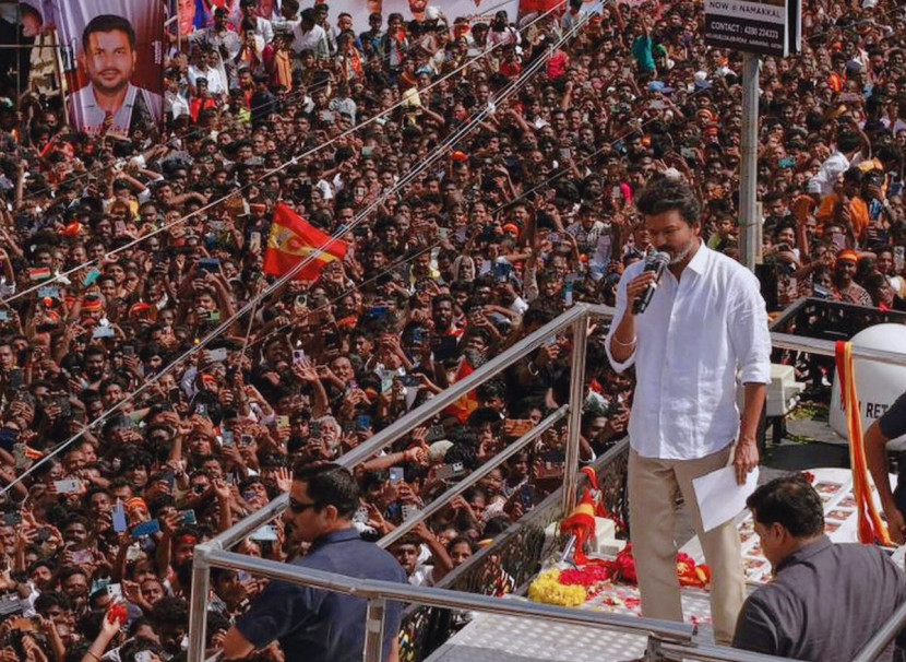 Aktor dan politisi Joseph Vijay Chandrasekhar, yang dikenal sebagai Vijay, saat berkampanye di India selatan pada Sabtu (27/09). Foto: Reuters