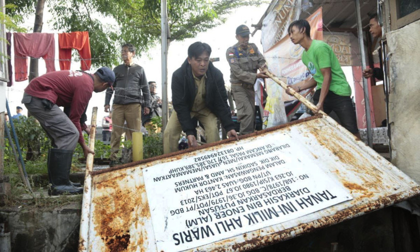 Penertiban sejumlah plang liar di lahan milik Pemkot di kawasan Stadion Gelora Bandung Lautan Api (GBLA), Kota Bandung. Foto: Diskominfo Kota Bandung