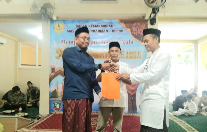 Serah Terima Kepengurusan BKM Nururrahman dari Ust. M. Nashir (kanan) kepada Ust. H. Aldani Malau (kiri) oleh Ketua RW 15, Fadli.