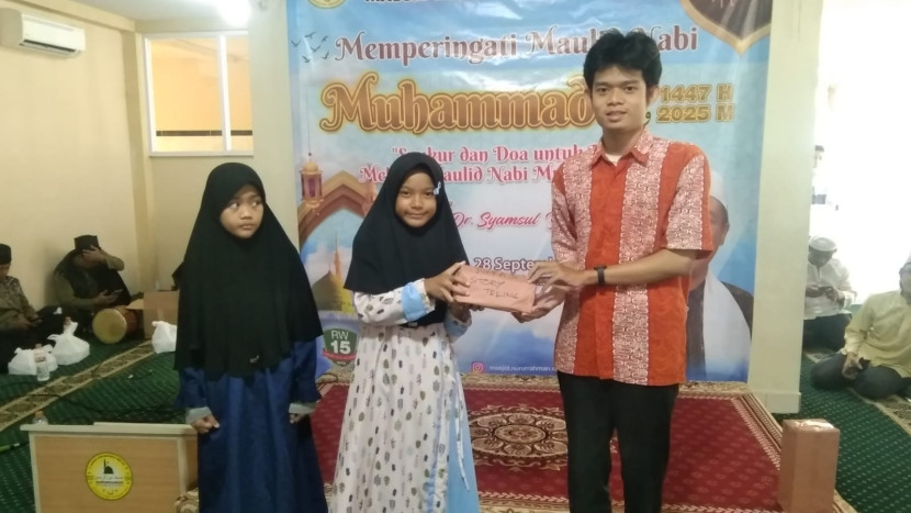 Penyerahan hadiah lomba