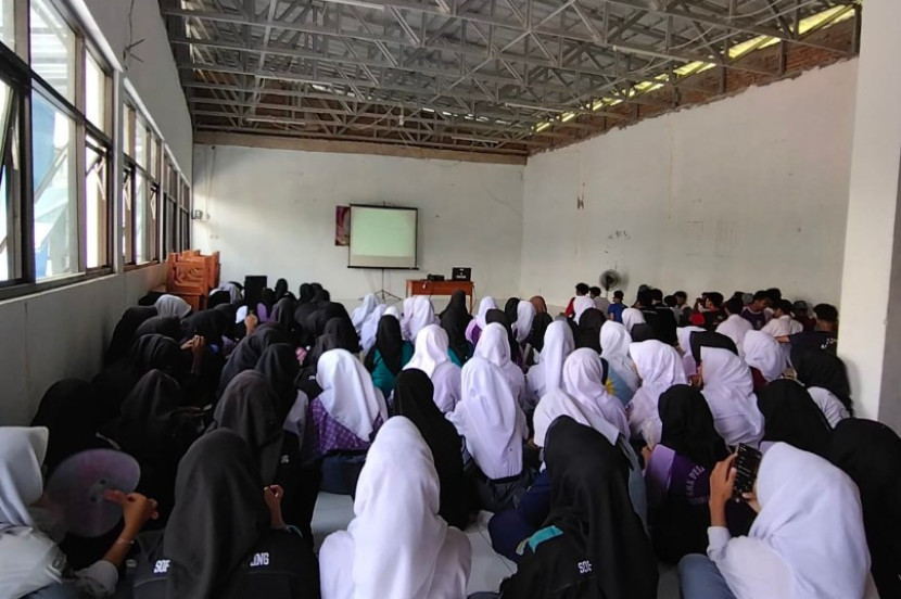Ratusan siswa SMK Pelita Al-Ikhsan nonton bareng film pemberontakan G30S/PKI di aula sekolah. (Foto: Dok Eko Widiantoro)