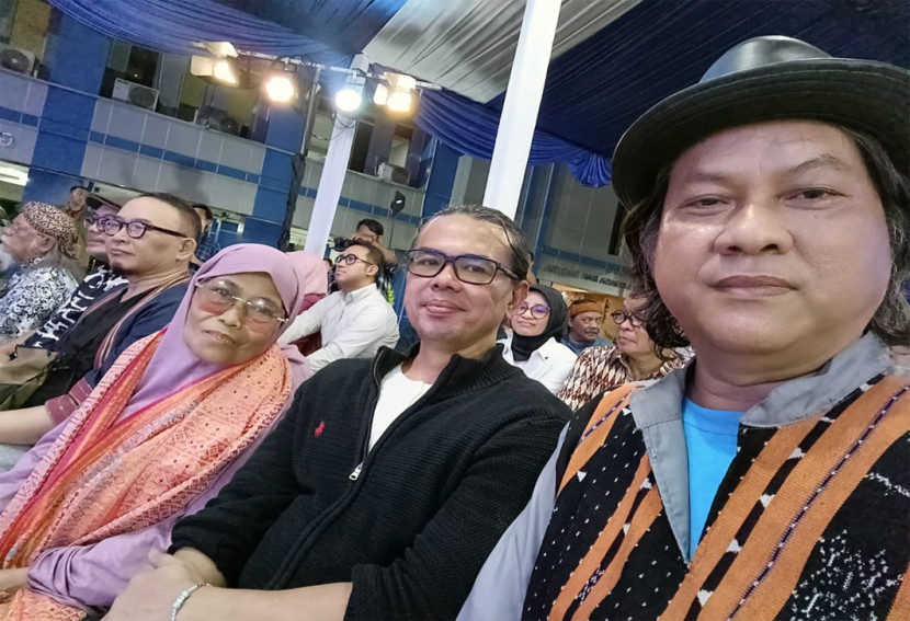 Penulis Gol A Gong dengan Pipiet Senja pada sebuah acara di Balai Bahasa, Rawa Mangun, Jakarta. (FOTO: Dok. Gol A Gong)