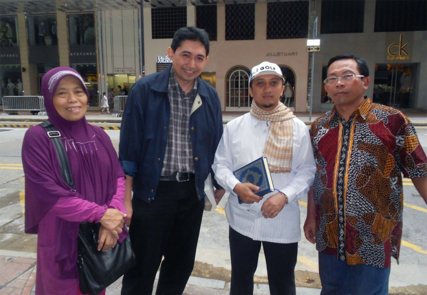 Pipiet Senja bersama Ustaz Yusuf Mansyur dalam salah satu perjalanannya ke luar negeri.  (FOTO: pipietsenja.com) 
