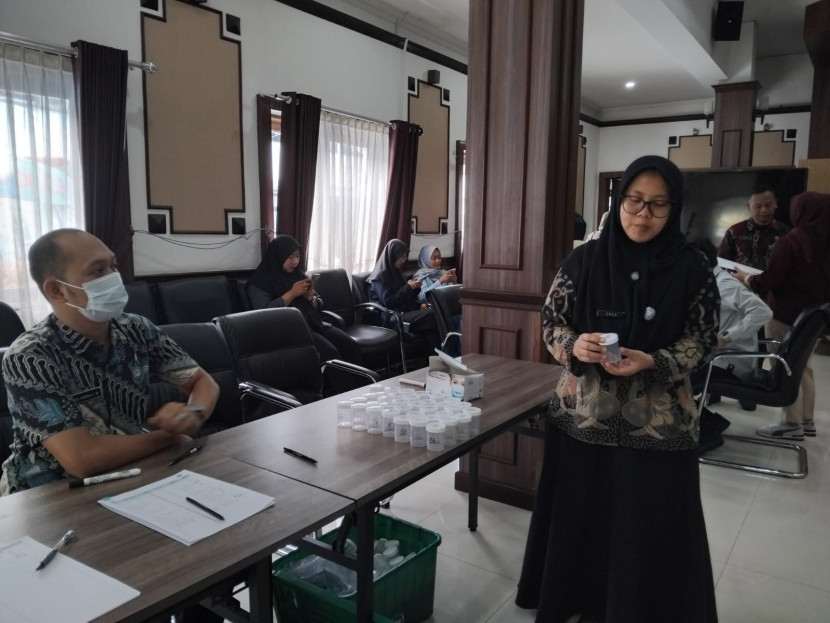 Pelaksanaan tes urine di lingkup Pemkot Sukabumi yang digelar BNNK Sukabumi di Balai Kota Sukabumi, Selasa (30/9/2025).