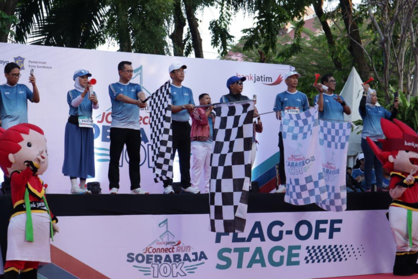 Seremoni pemberangkatan pelari JConnect Run Soerabaja 10K 2025