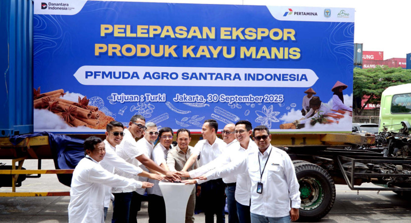 Seremoni pelepasan ekspor PFmuda, Selasa (30/09/2025), Agro Santara Indonesia, sociopreneur binaan program inovasi sosial PFmuda, sukses melakukan ekspor perdana 10,4 ton kayu manis premium ke Turki dengan nilai transaksi mencapai USD 53.040. (Foto: Dok RUZKA INDONESIA)