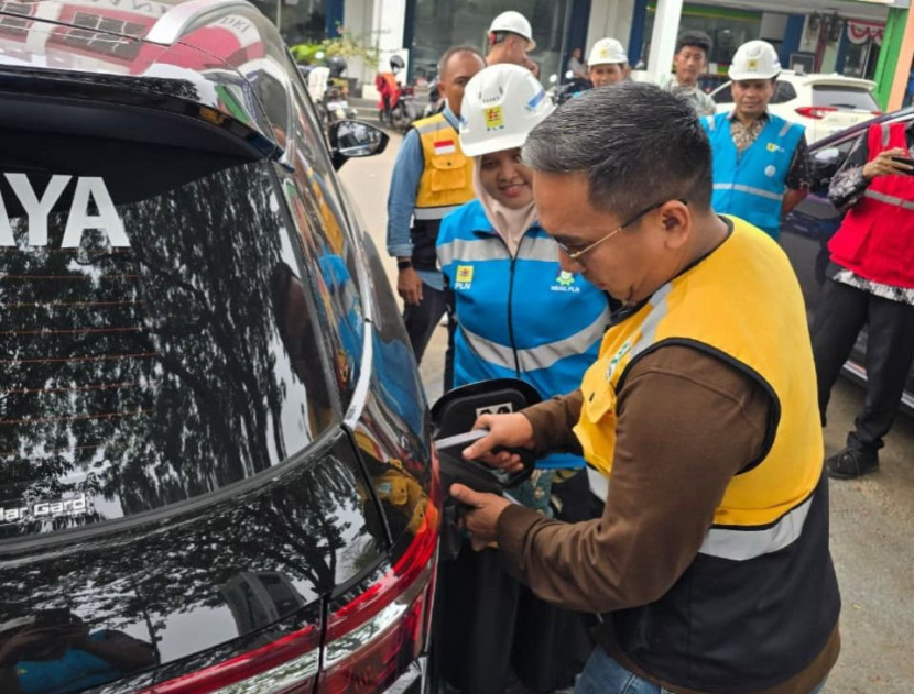 Simulasi pengisian daya mobil listrik oleh General Manager SBU KBN Cakung, Arief Maulana didampingi Manager PLN UP3 Marunda, Suzana Zein di SPKLU KBN Cakung, Jakarta Timur. (Foto: PLN) 