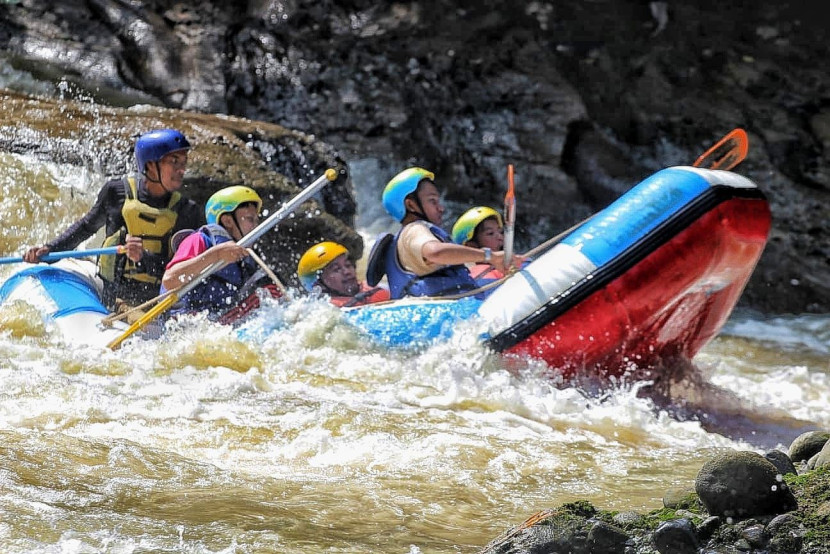 Wisata arung jeram di Kelurahan Cikundul. Kota Sukabumi.