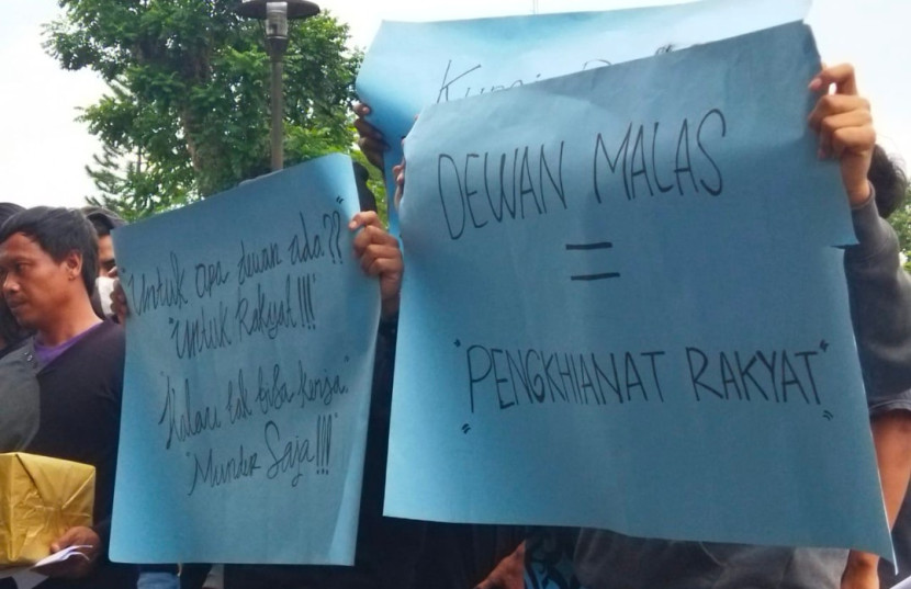 Baliho para demonstran dibentangkan di depan para anggota dewan di halaman gedung DPRD Majalengka. (Foto: Dok Eko Widiantoro)
