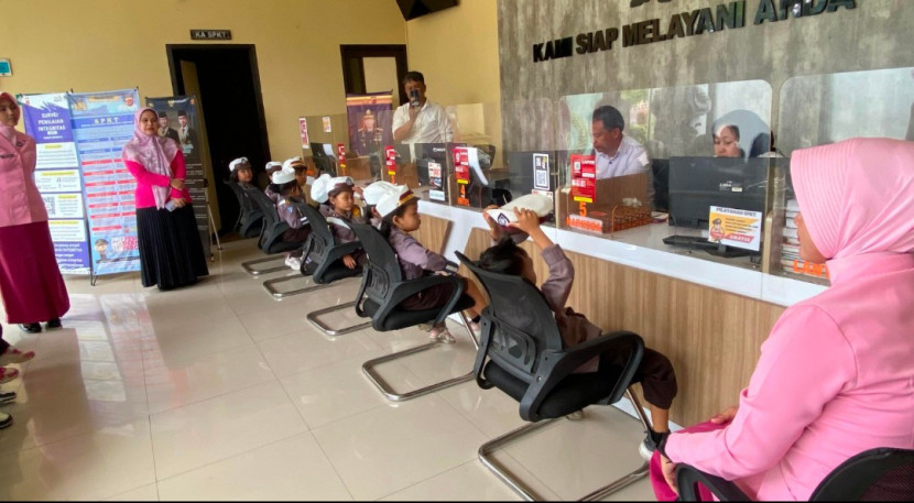 Anak TK. Bhayangkari Garut ceria berkunjung ke Mapolres Garut. (Foto Dok. Ridwan)