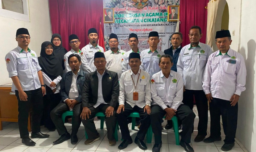 Kasubag TU Kemenag Kabupaten Garut bersama Kepala KUA Kecamatan Cikajang dan jajarannya usai pembinaan. (Foto Dok. Taupiq)