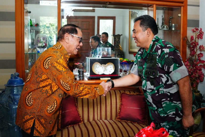 Marsdya Arif Widianto bersama Jenderal (Purn) Endriartono Soetarto. Sumber: Puspen TNI