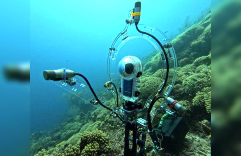 Gambar perangkat FishEye UPAC-360 yang sedang digunakan/FishEye Collaborative.