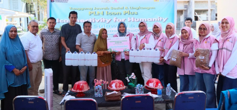 Srikandi PLN Icon Plus SBU Sulawesi bersama IBT menggelar kegiatan penyerahan sarana usaha sekaligus workshop pengelolaan sampah, Srikandi mendukung kiprah Bank Sampah Unit Nurul Ilmi Cluster Berlian Permai untuk mengubah sampah menjadi peluang bernilai. (Foto: Dok Humas PLN Icon Plus)