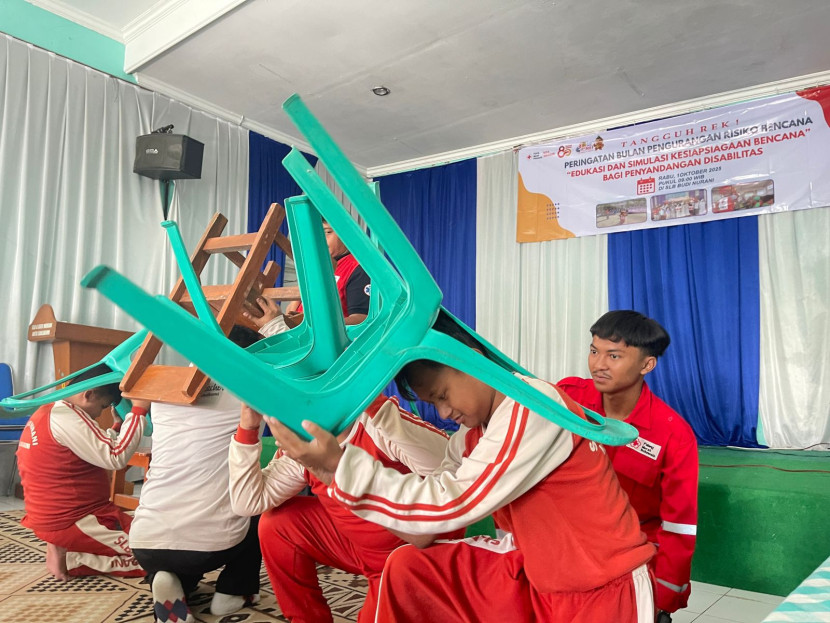 Simulasi menghadapi bencana yang digelar PMI Kota Sukabumi untuk penyandamg disabilitas, Rabu (1/10/2025).