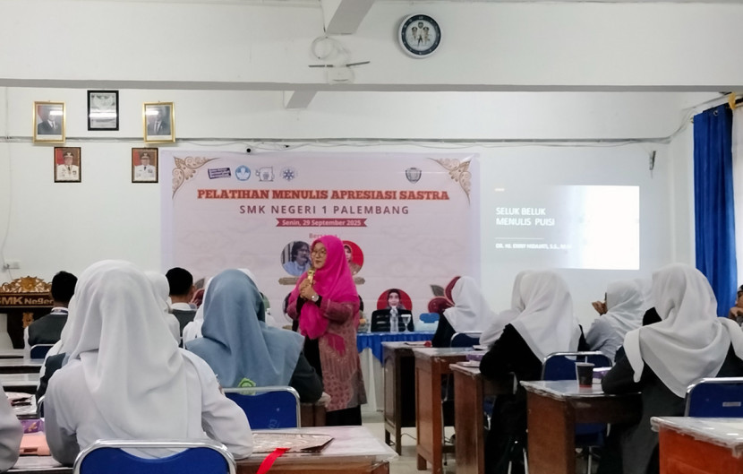 Pelatihan Menulis Apresiasi Sastra yang diselenggarakan Koalisi Masyarakat Puisi (KMP) di SMKN 1 Palembang. (FOTO: Maspril Aries)