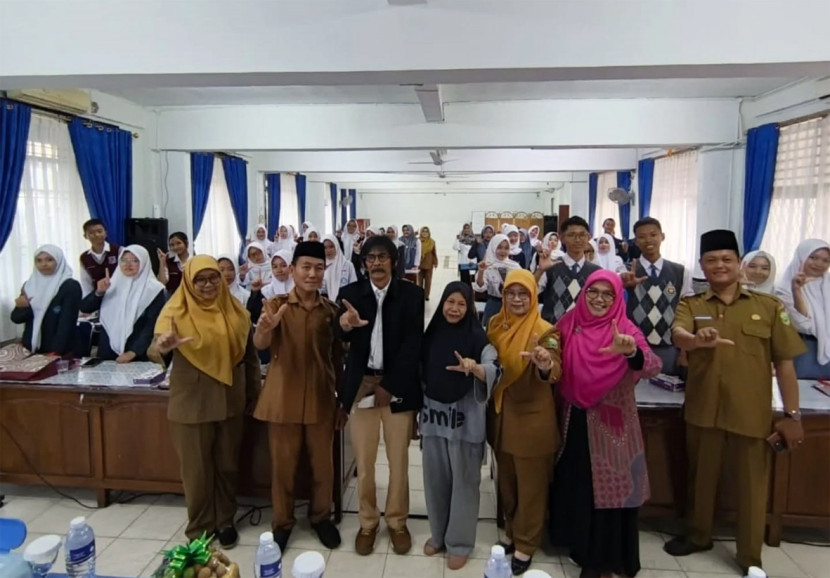 Peserta Pelatihan Menulis Apresiasi Sastra yang diselenggarakan Koalisi Masyarakat Puisi (KMP) di SMKN 1 Palembang. (FOTO: FB @anwar putra bayu)