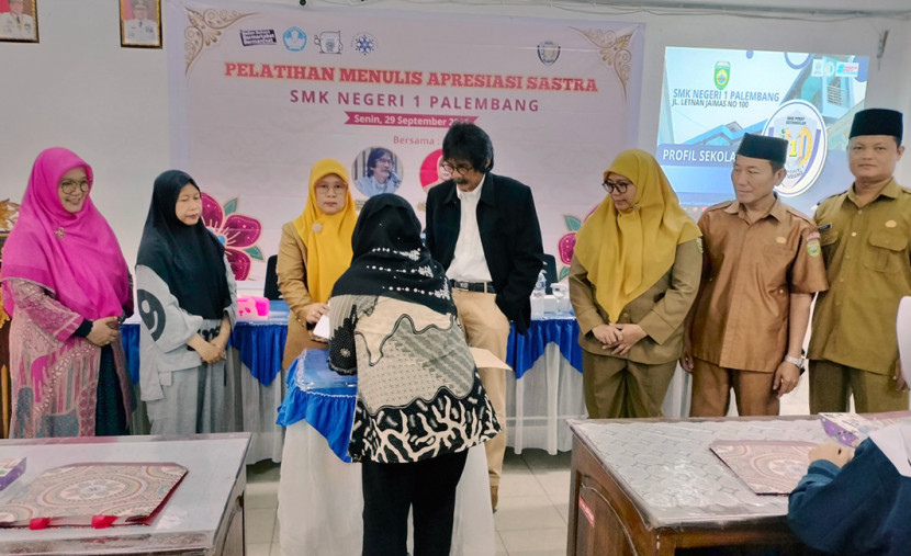 Persiapan penandatanganan naskah kerjasama Koalisi Masyarakat Puisi dengan SMKN 1 Palembang. (FOTO: Maspril Aries)