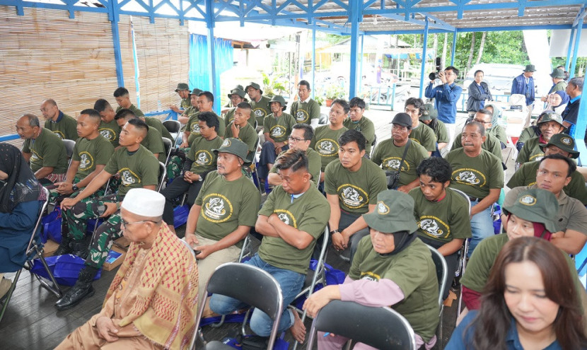 Para nelayan Bontang serius menyimak pelatihan dari Pupuk Kaltim. (PKT)