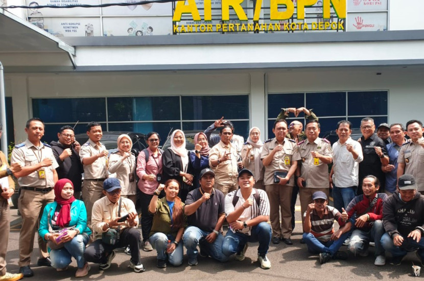 Para wartawan foto bersama dengan Kepala BPN Kota Depok berserta jajarannya. (Foto: Dok RUZKA INDONESIA) 