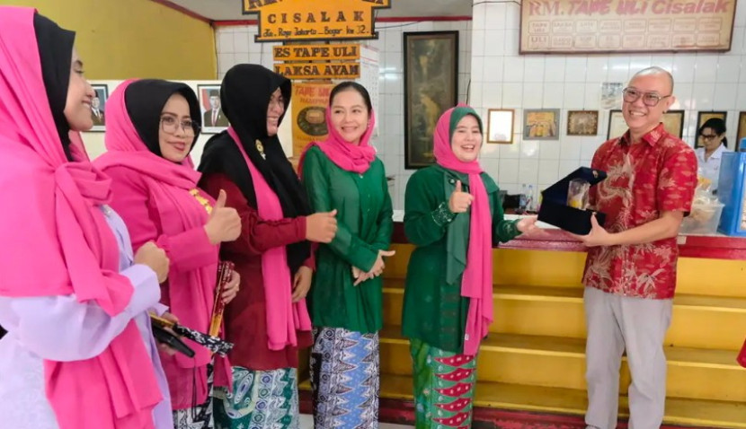 PKK Kota Depok, Siti Barkah Hasanah, atau akrab disapa Cing Ikah berkunjung ke tempat kuliner legendaris Depok, yakni Tape Uli Cisalak. (Foto: Dok Diskominfo Kota Depok) 