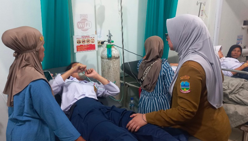 Pelajar diduga keracunan menu MBG di Garut mendapat perawatan intensif di Puskesmas Kadungora dan Leles. (Foto Dok Ridwan)