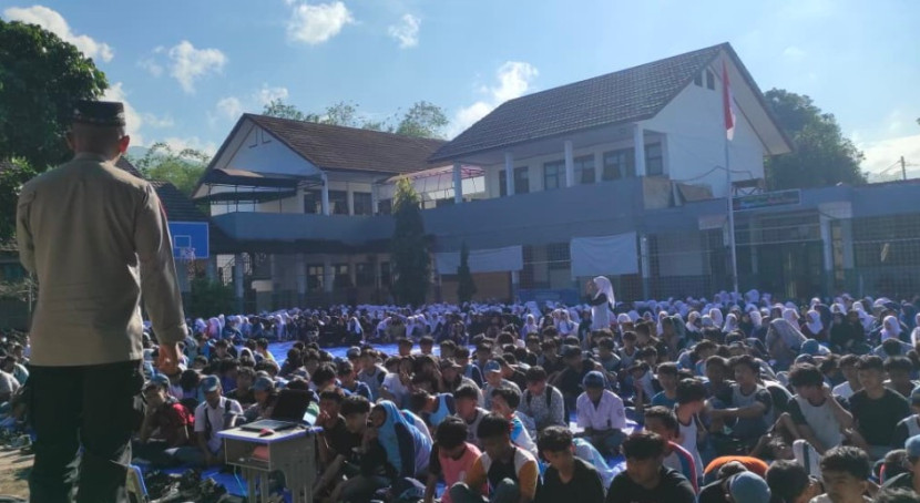 Ribuan pelajar SMAN 14 Garut terima materi tentang Harkamtibmas dari Sat Binmas Polres Garut. (Foto Dok. Ridwan)
