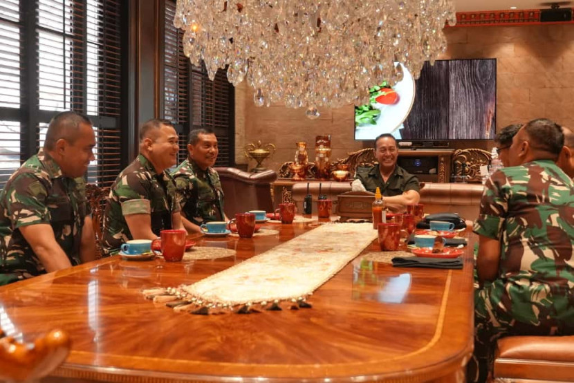 Pangkormar Letjen (Mar) Endi Supandi mengunjungi kediaman Jenderal (Purn) Andika Perkasa. Sumber: Puspen TNI