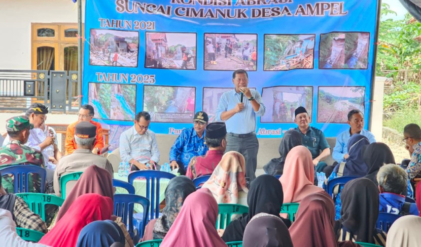 Bupati Majalengka, Eman Suherman dihadapan warga desa Ampel janjikan relokasi dan perbaikan. (Foto: Dok Eko Widiantoro)