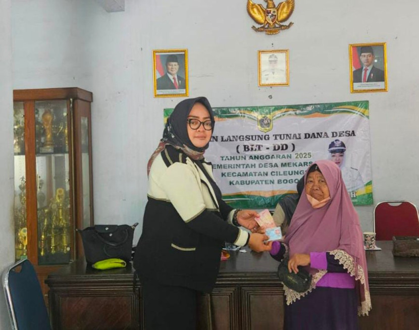 Kedes Mekarsari, Nasih (kiri) memberikan BLT ke seorang warga. (Foto: Dok Dwi Retno) 