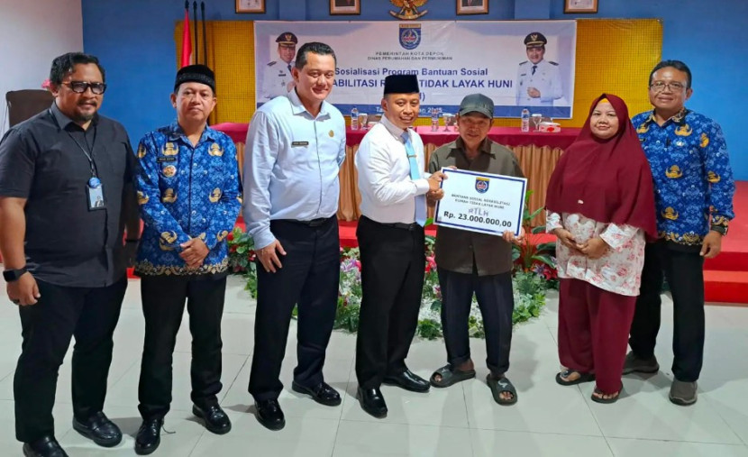 Wali Kota Depok, Supian Suri memberikan bantuan perbaikan RTLH. (Foto: Dok Diskominfo Kota Depok) 